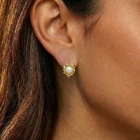 Gold earring with a pearl