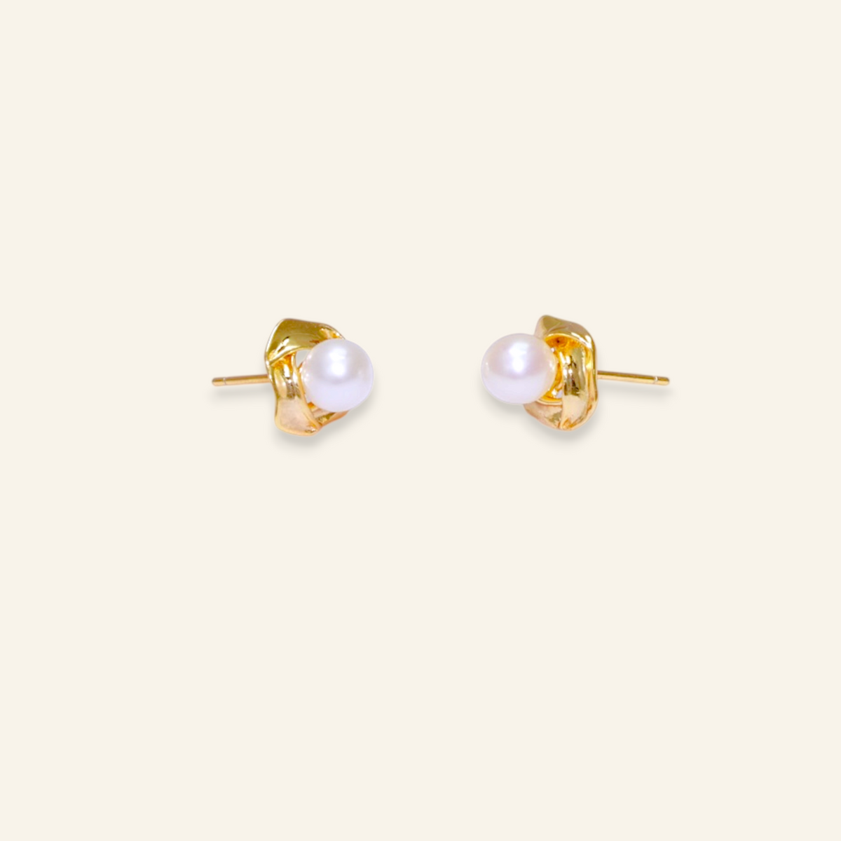 Pearl Bloom freshwater pearl stud earrings in gold