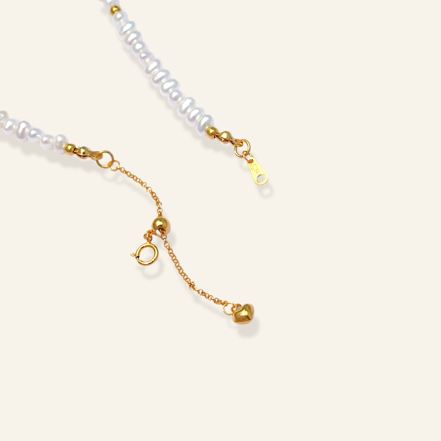 detail pendant pearl necklace
