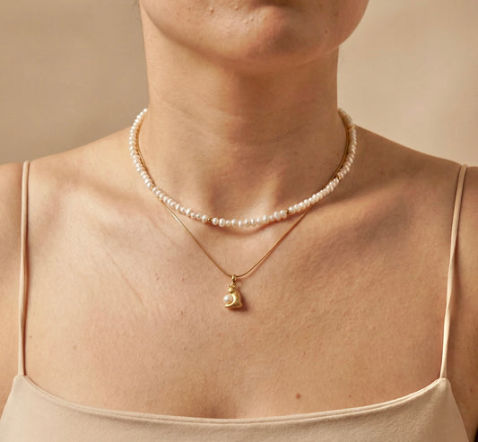 Pearl necklace and gold pendant