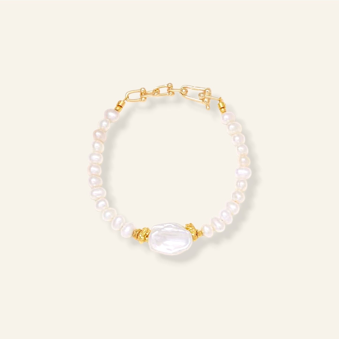 Pearl bracelet with gold accents 