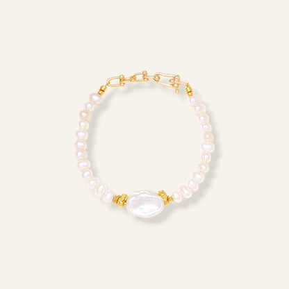Pearl bracelet with gold accents 