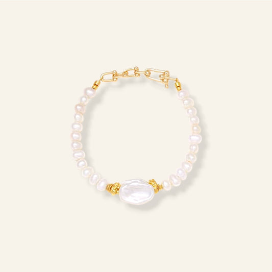 Pearl bracelet with gold accents 