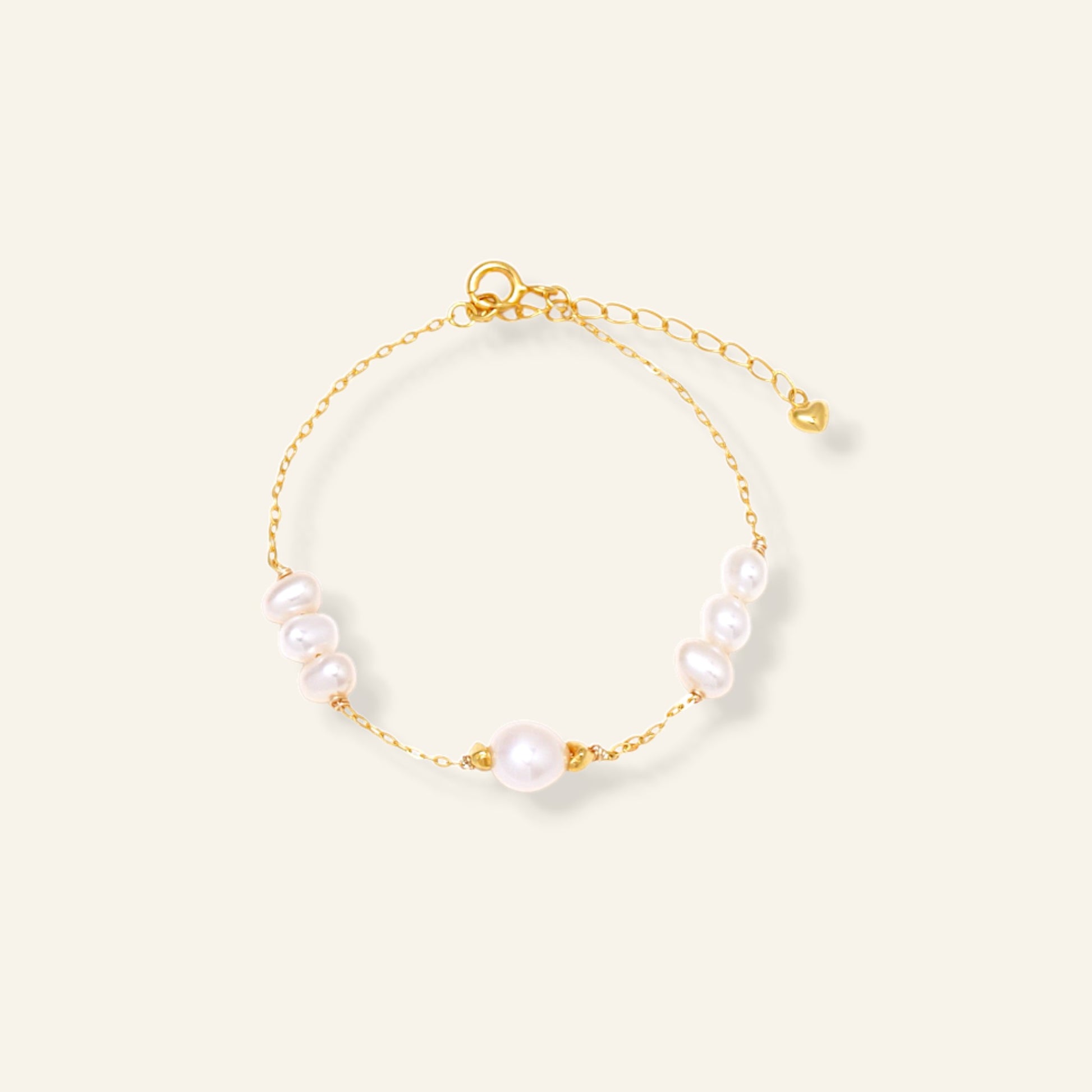 Gold bracelet with pearls 