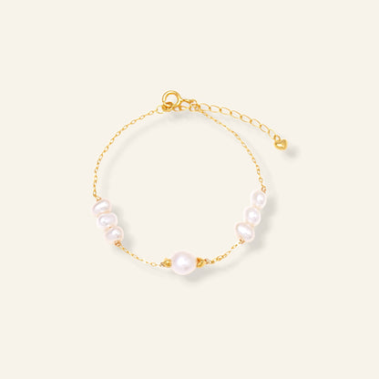 Gold bracelet with pearls 