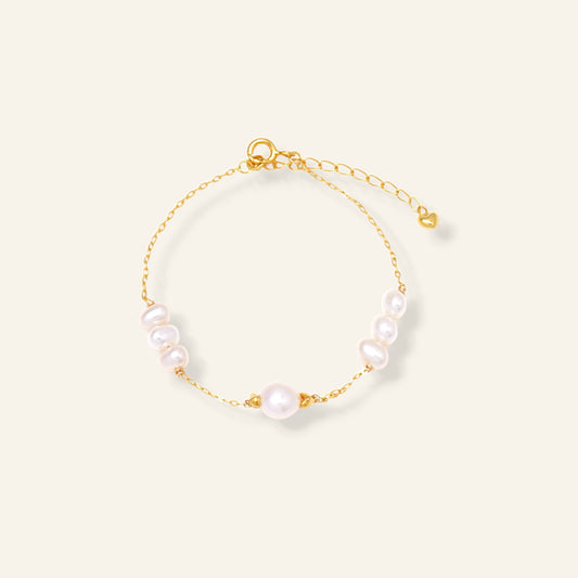 Gold bracelet with pearls 