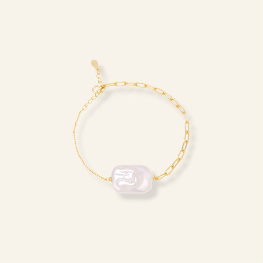 Gold chain bracelet with a large pearl 
