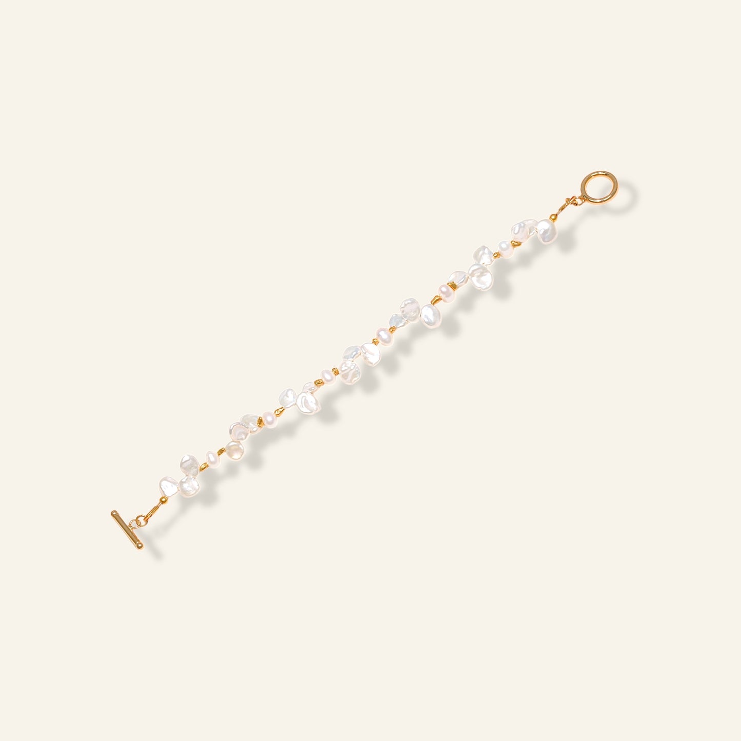 Pearl bracelet with gold accents 