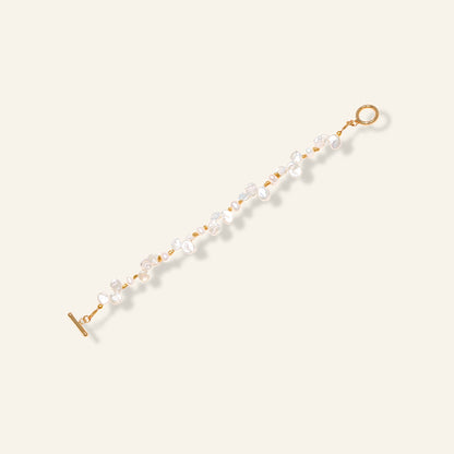 Pearl bracelet with gold accents 