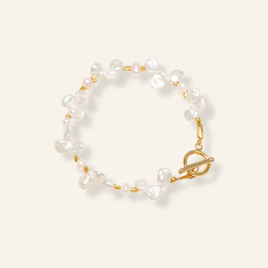 Pearl bracelet with a gold toggle clasp
