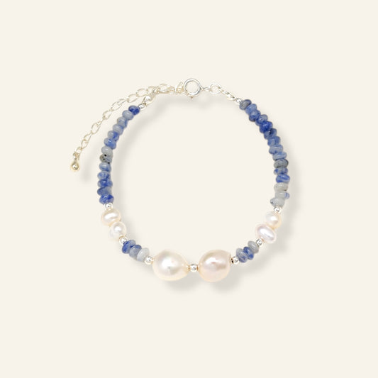 Bracelet with blue beads and pearls 