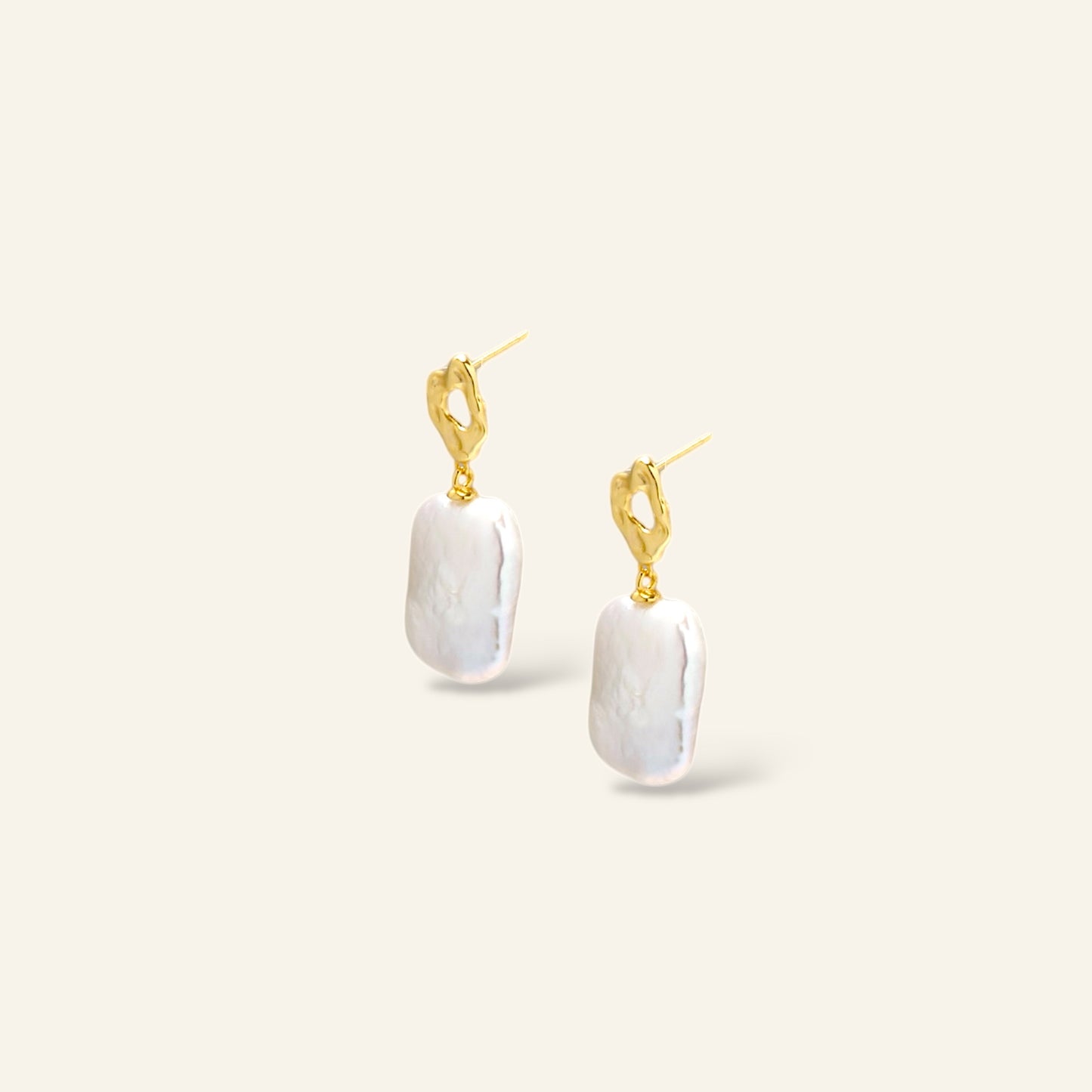 Pair of gold earrings with white pearls 