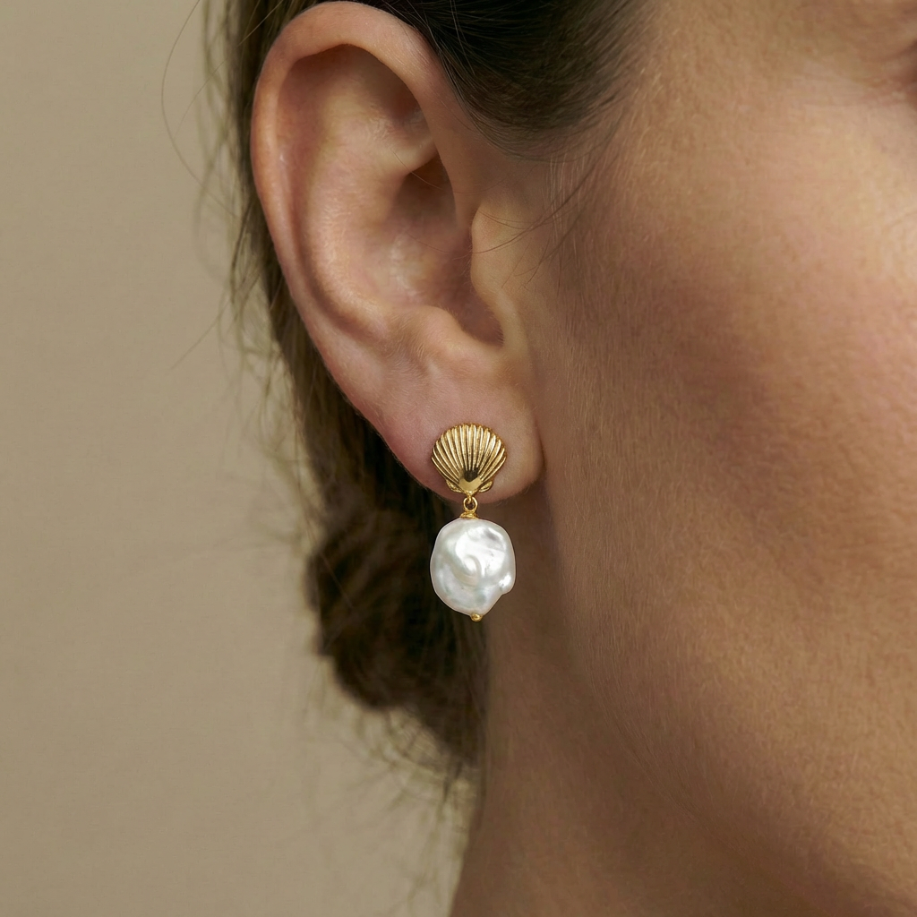 Gold earring with a pearl 