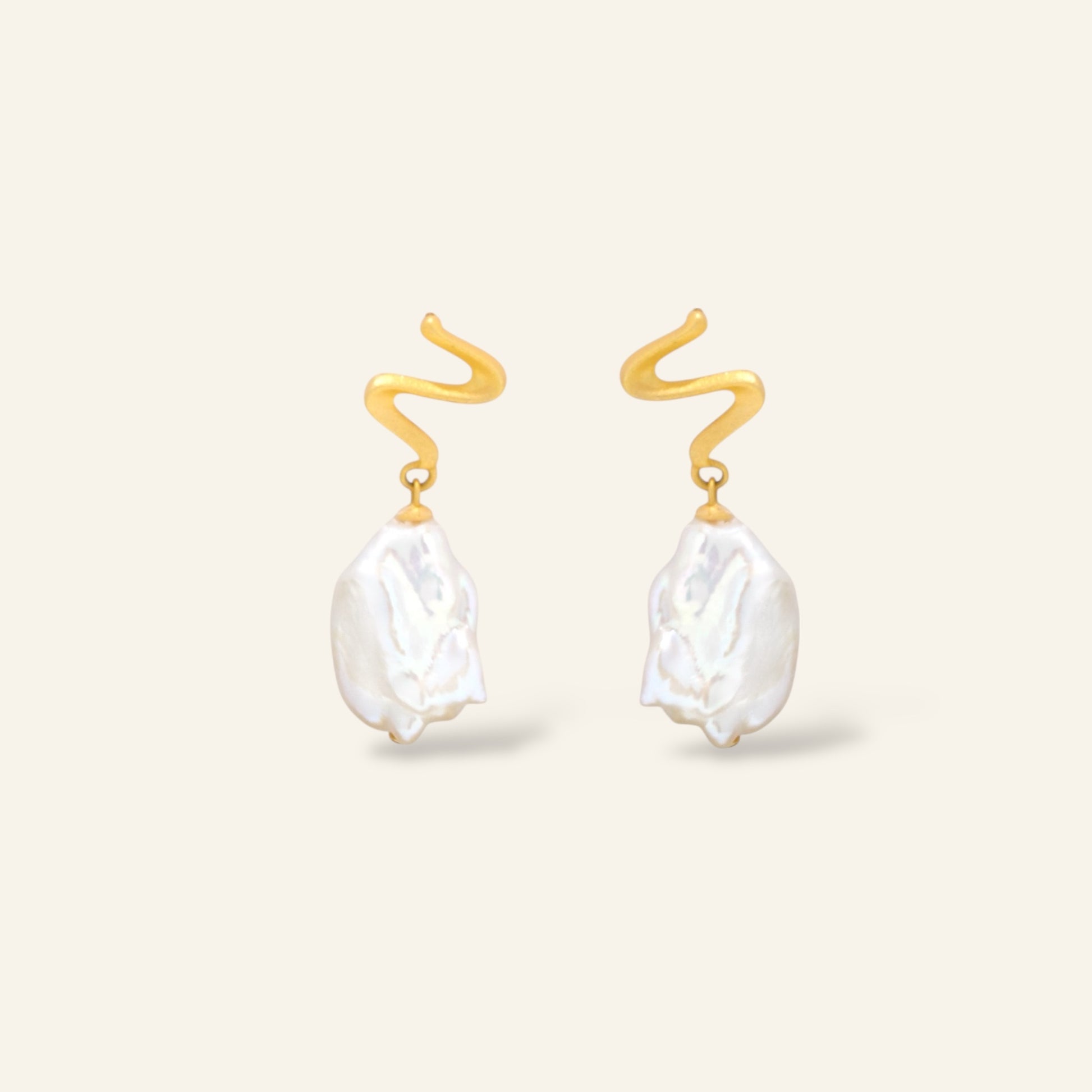 Pair of pearl earrings with gold hooks 