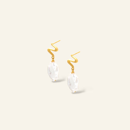 Gold earrings with pearl
