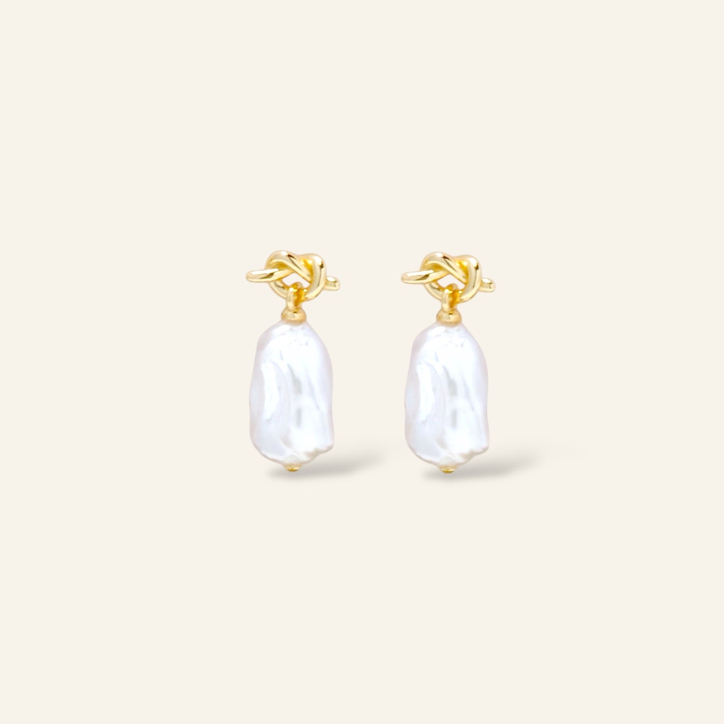 Gold earrings with white pearls 
