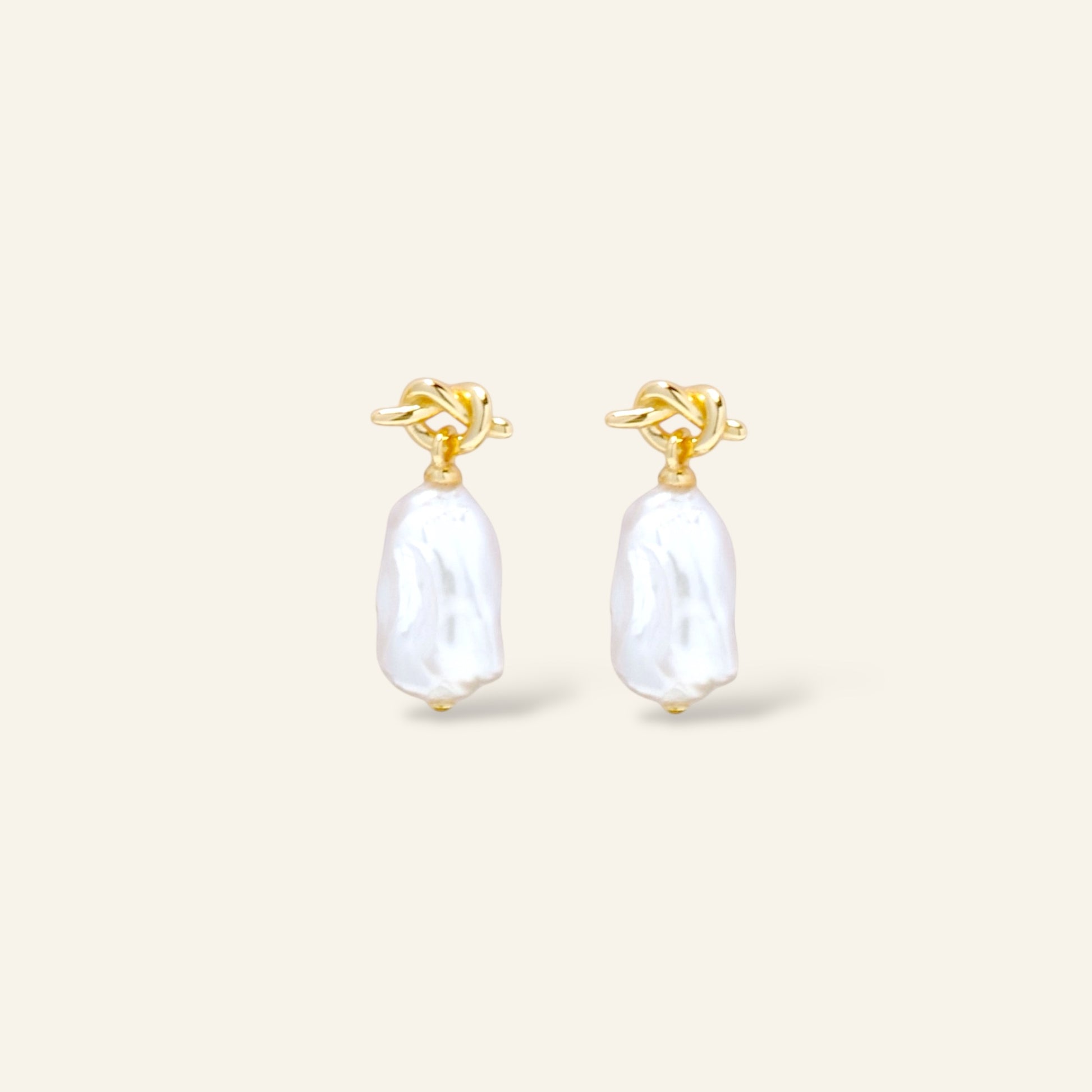 Gold earrings with white pearls 