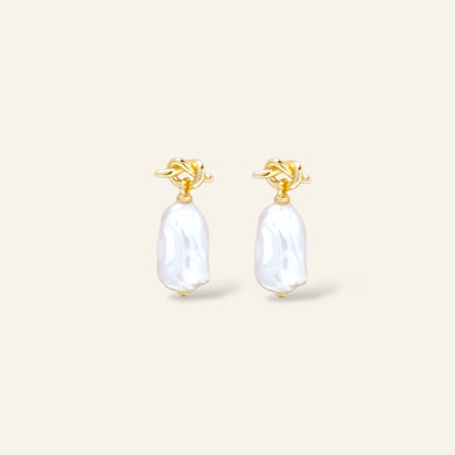 Gold earrings with white pearls 