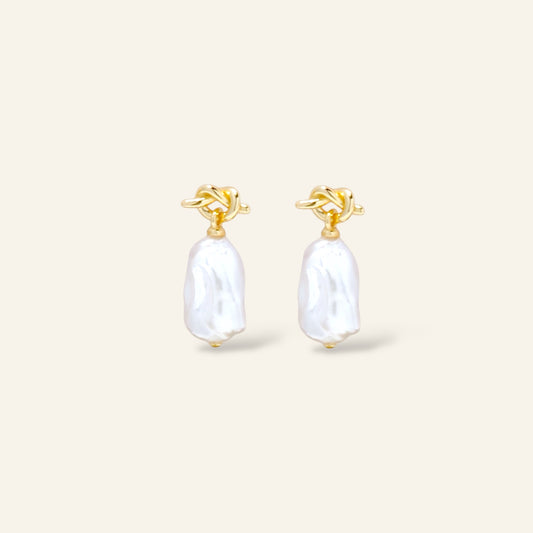 Gold earrings with white pearls 