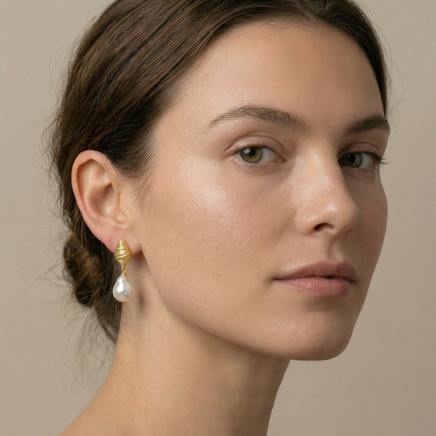  gold earrings with a pearl 