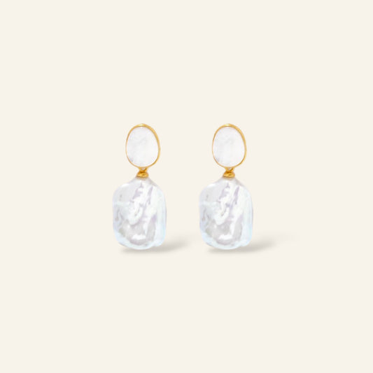 Pair of pearl earrings with gold accents 