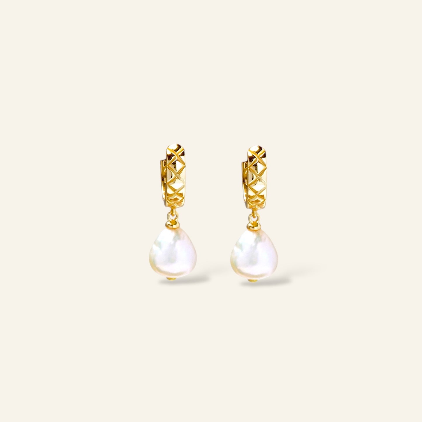 Gold earrings with pearl drops 