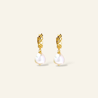 Gold earrings with pearl drops 