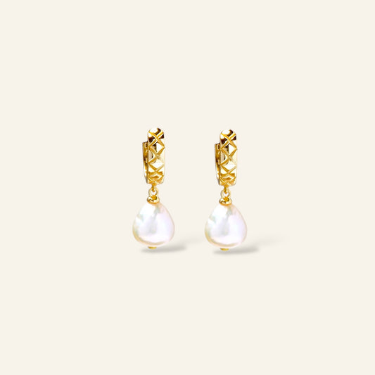 Gold earrings with pearl drops 