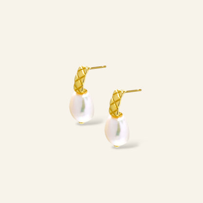 Pair of earrings with gold and pearl design 