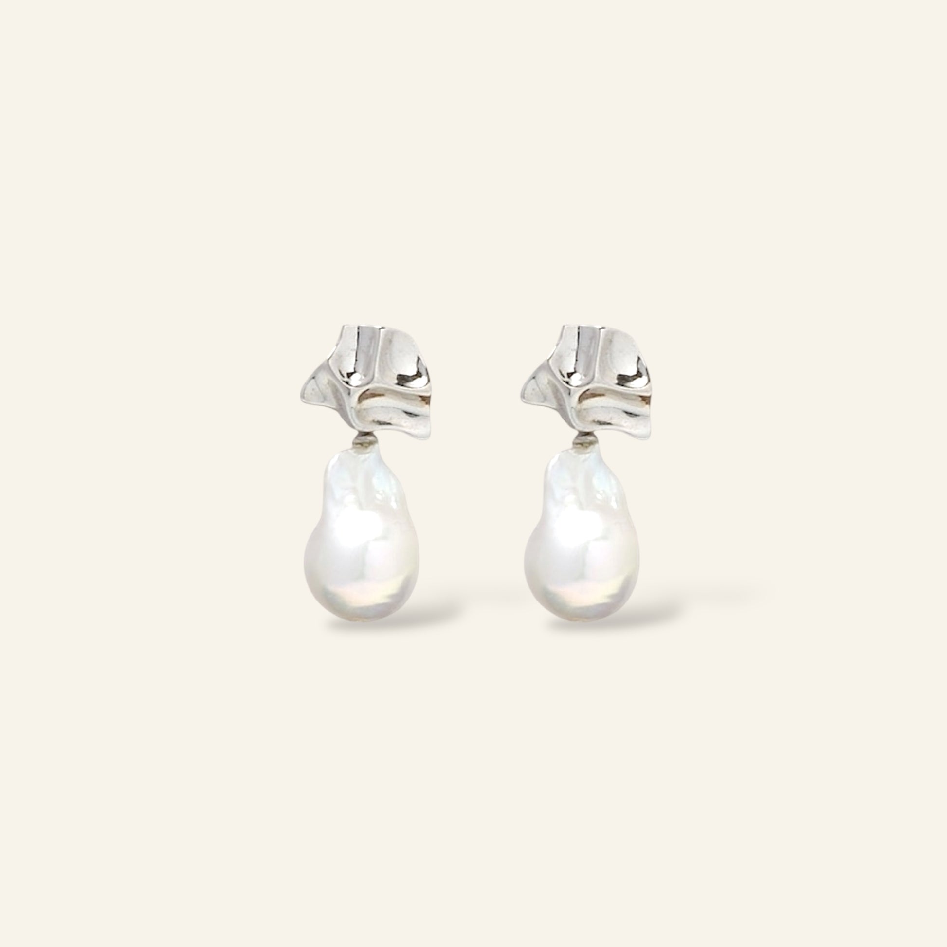 Pair of silver earrings with teardrop-shaped pearls 