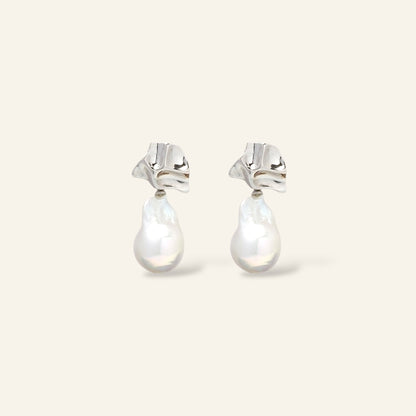 Pair of silver earrings with teardrop-shaped pearls 