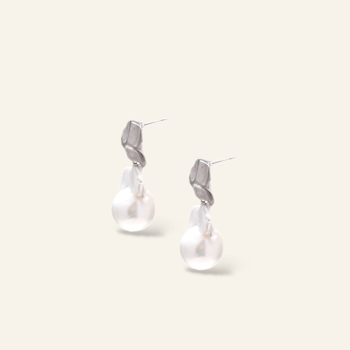 Pair of earrings with pearl droplets 