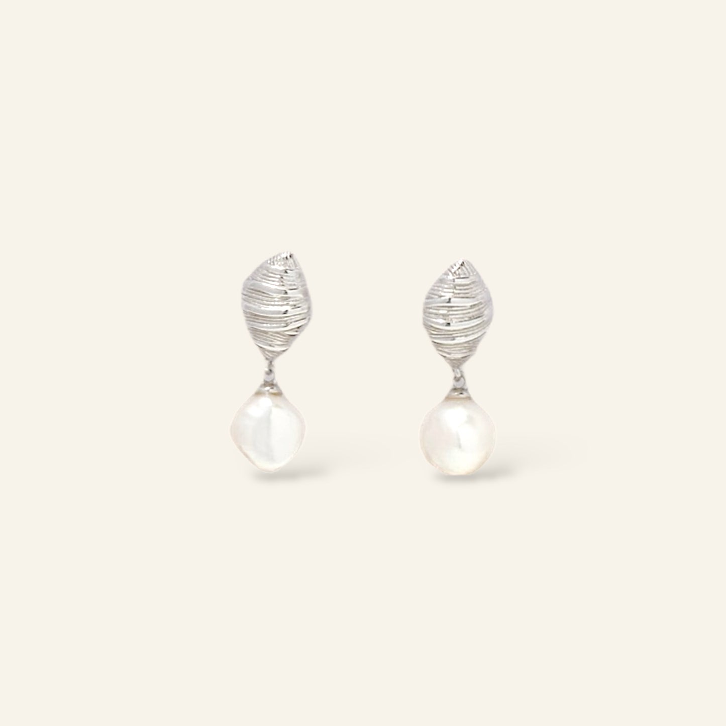 Pair of silver earrings with a central pearl 