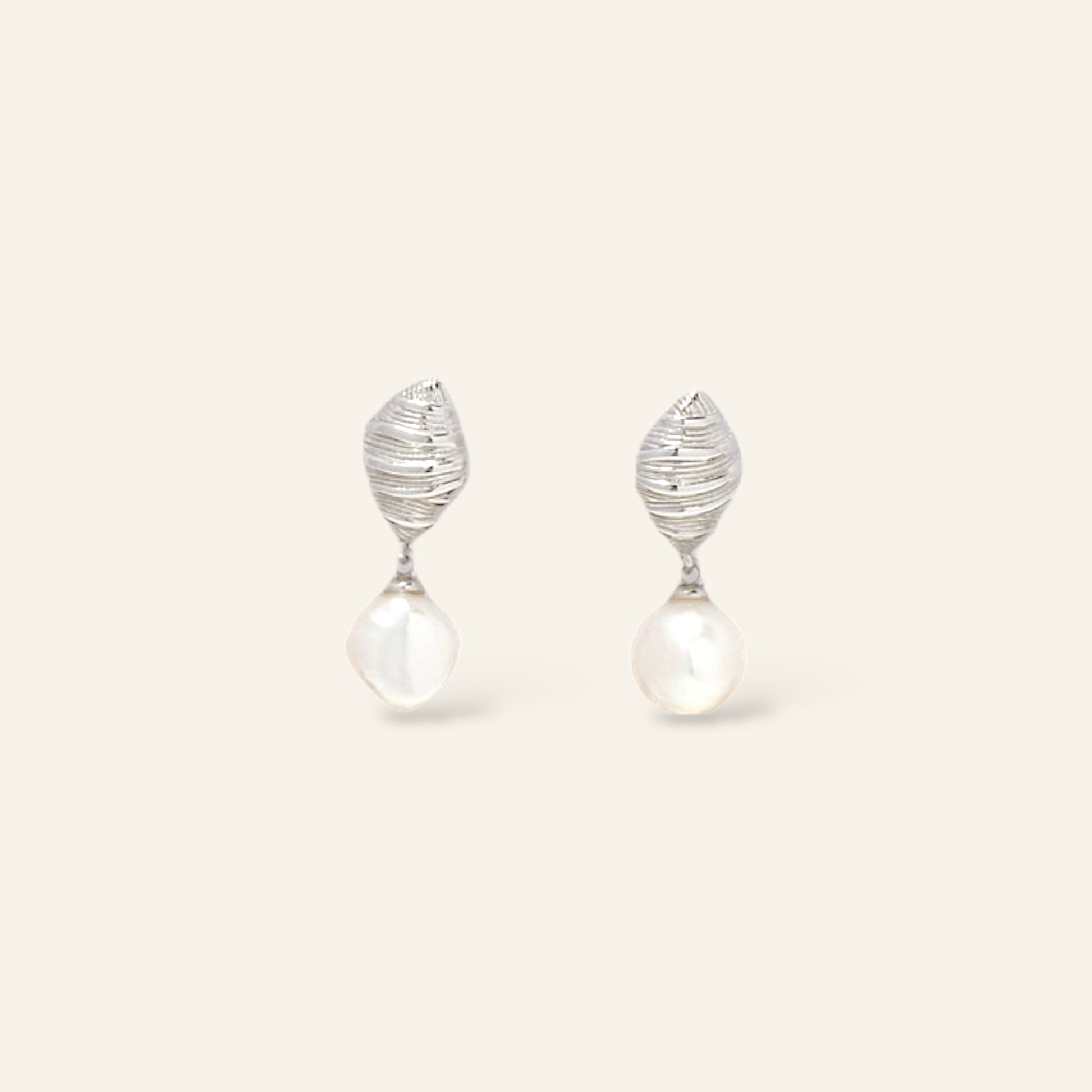 Pair of silver earrings with a central pearl 