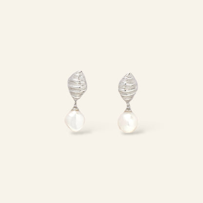 Pair of silver earrings with a central pearl 
