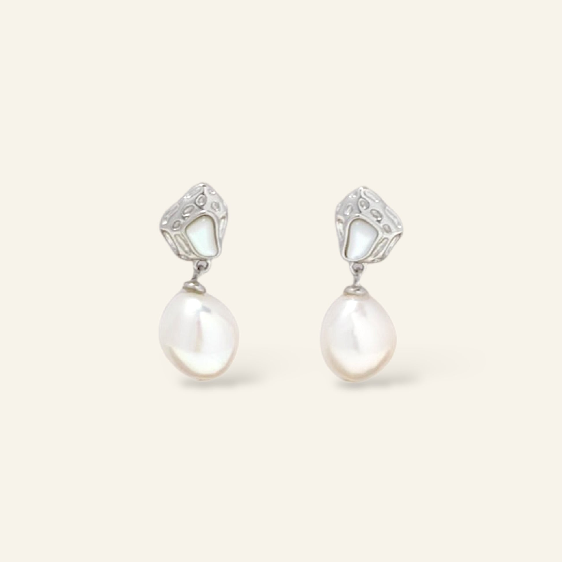 Pair of pearl earrings with silver fixtures 