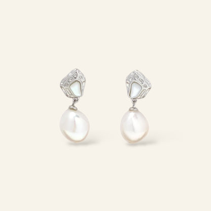 Pair of pearl earrings with silver fixtures 