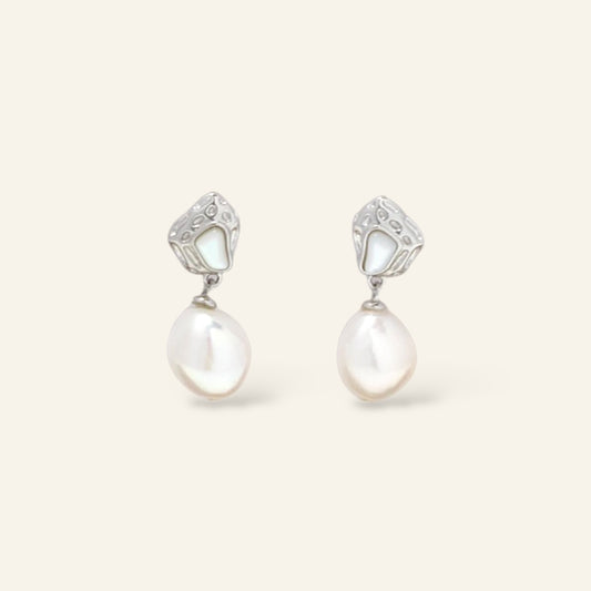 Pair of pearl earrings with silver fixtures 