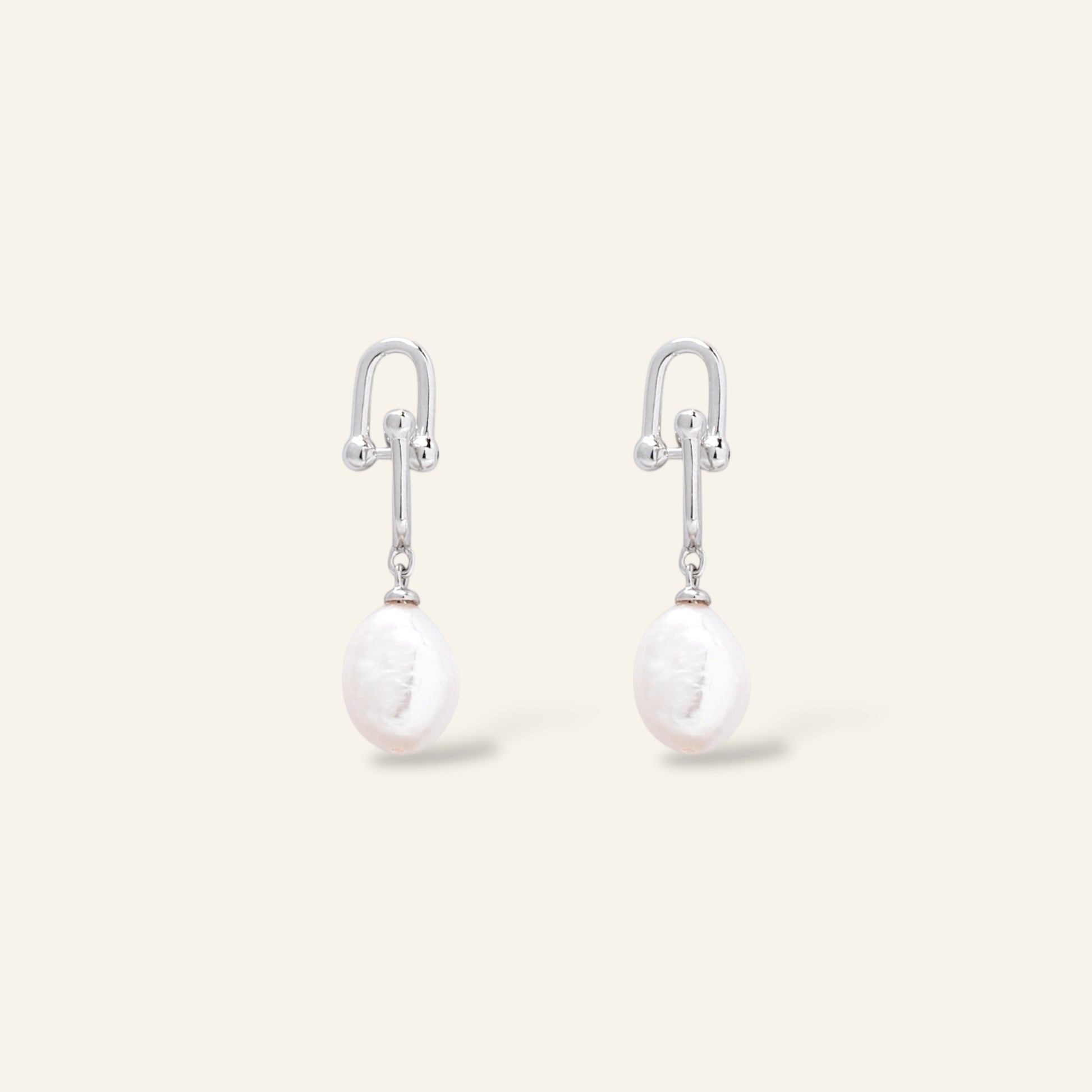 Pair of pearl earrings 