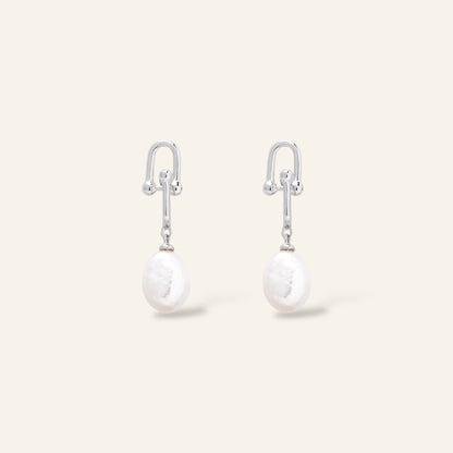 Pair of pearl earrings 