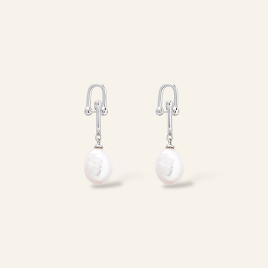 Pair of pearl earrings 