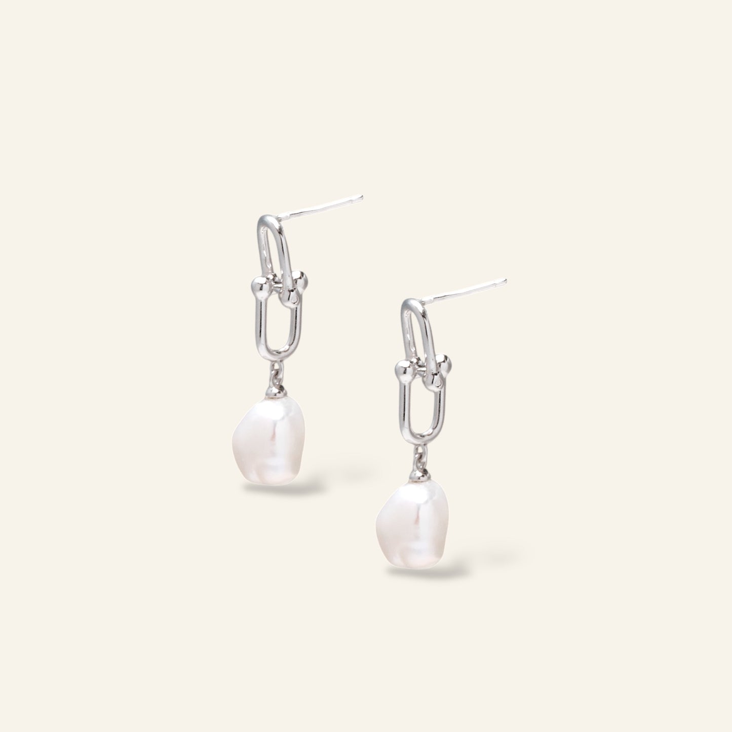 Pair of pearl earrings with silver hooks 