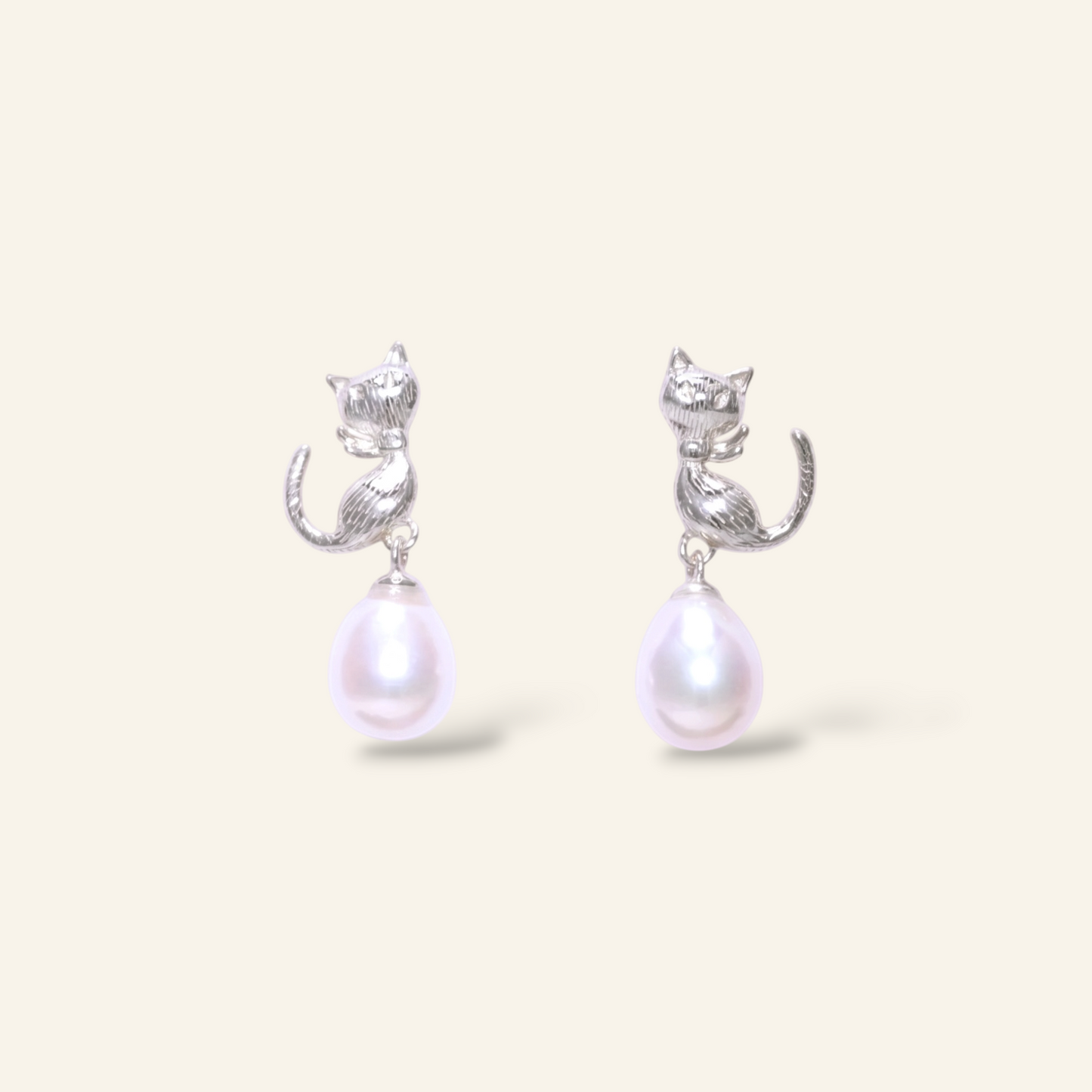 Pair of pearl earrings 