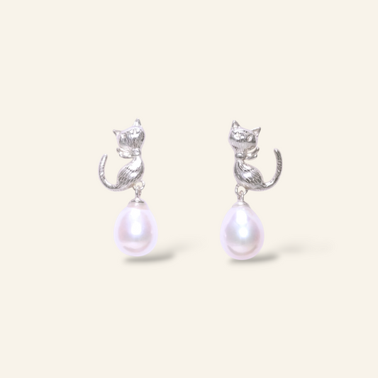 Pair of pearl earrings 