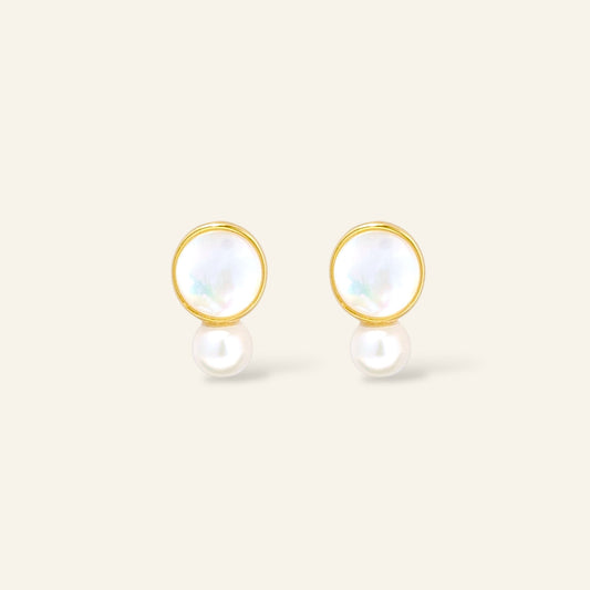Pair of earrings with gold circular tops and pearl 