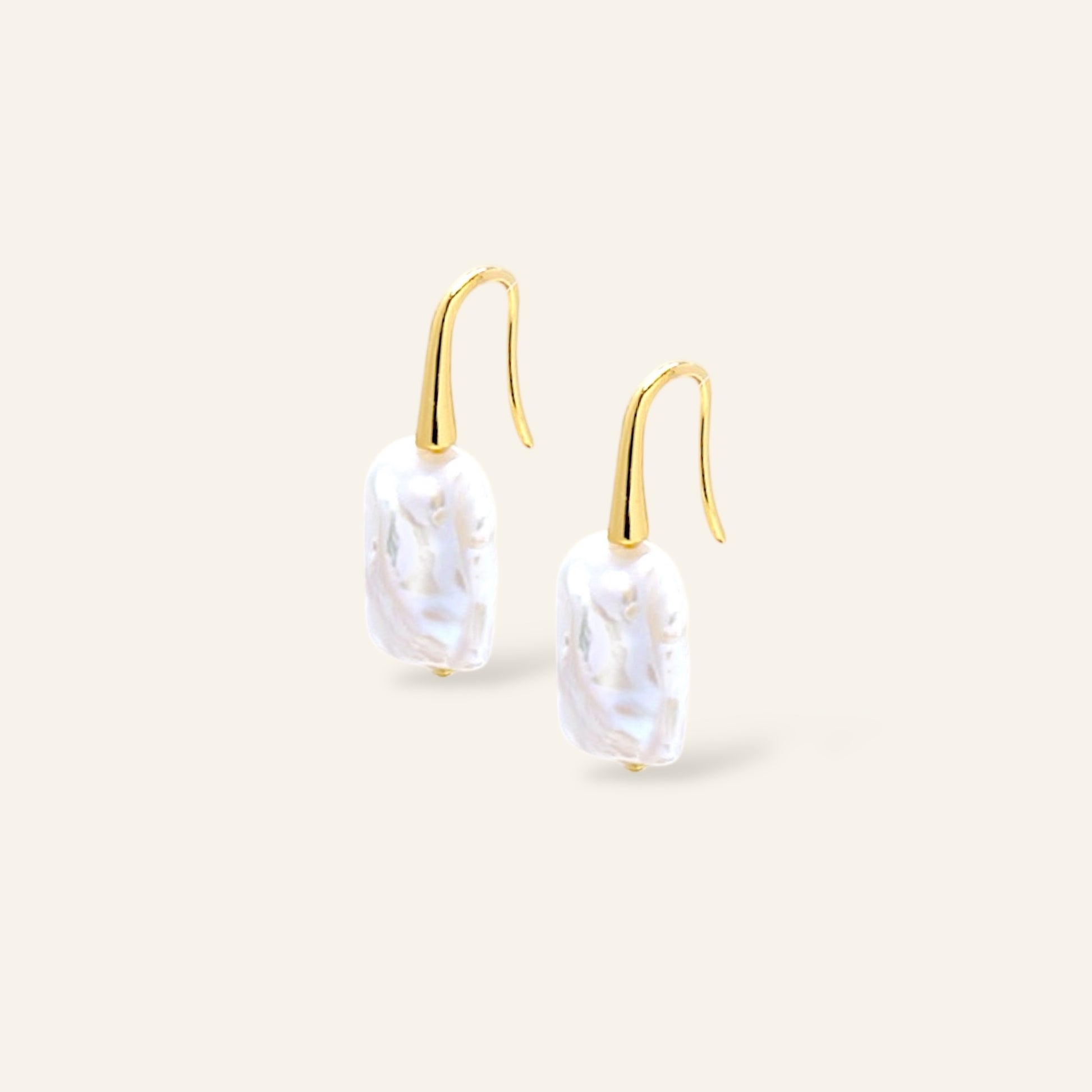 Gold earrings with pearl