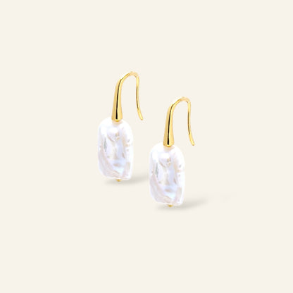 Gold earrings with pearl