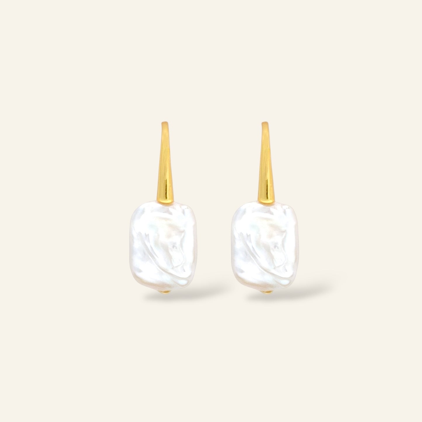 Pair of earrings with gold tops and pearl