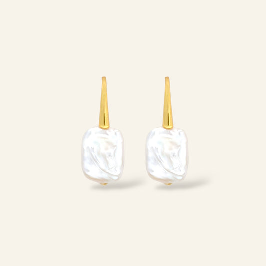 Pair of earrings with gold tops and pearl