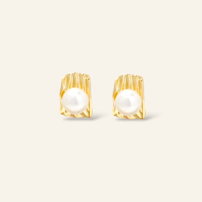 Gold earrings with pearls 